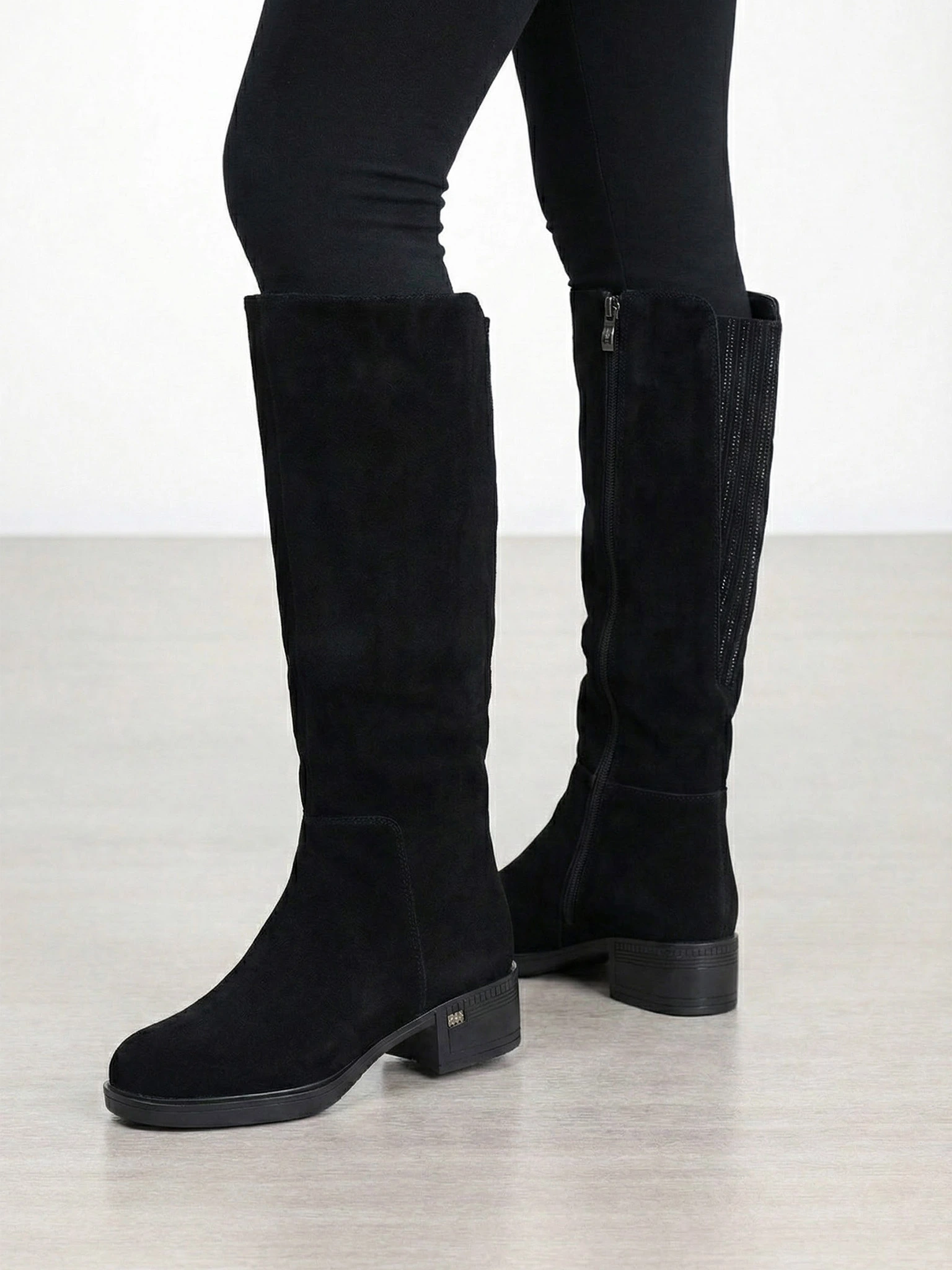 Сапоги черного цвета из натуральной замши со стразами